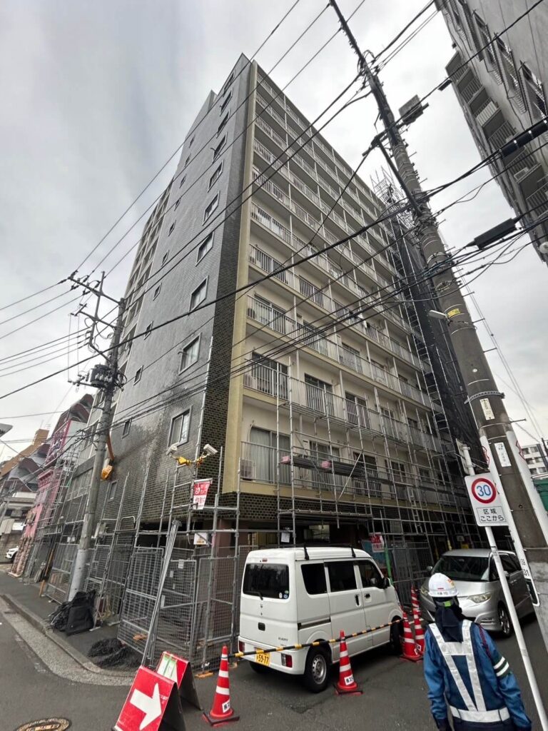 足場が組まれた高層マンションの全景